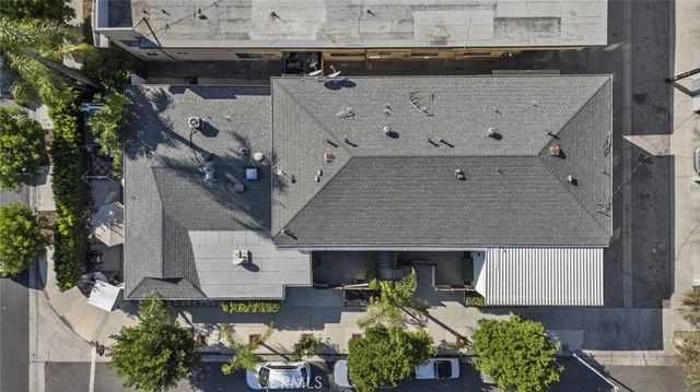 Two-story six-unit apartment building in North Hollywood