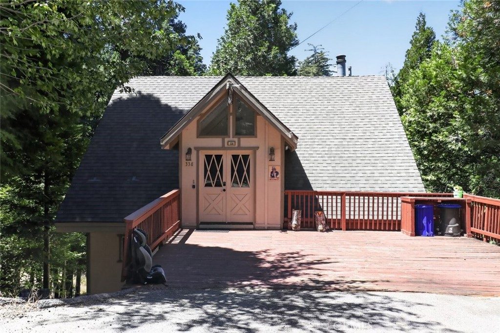 Lake Arrowhead mountain home surrounded by pines in the Arrowhead Villas community