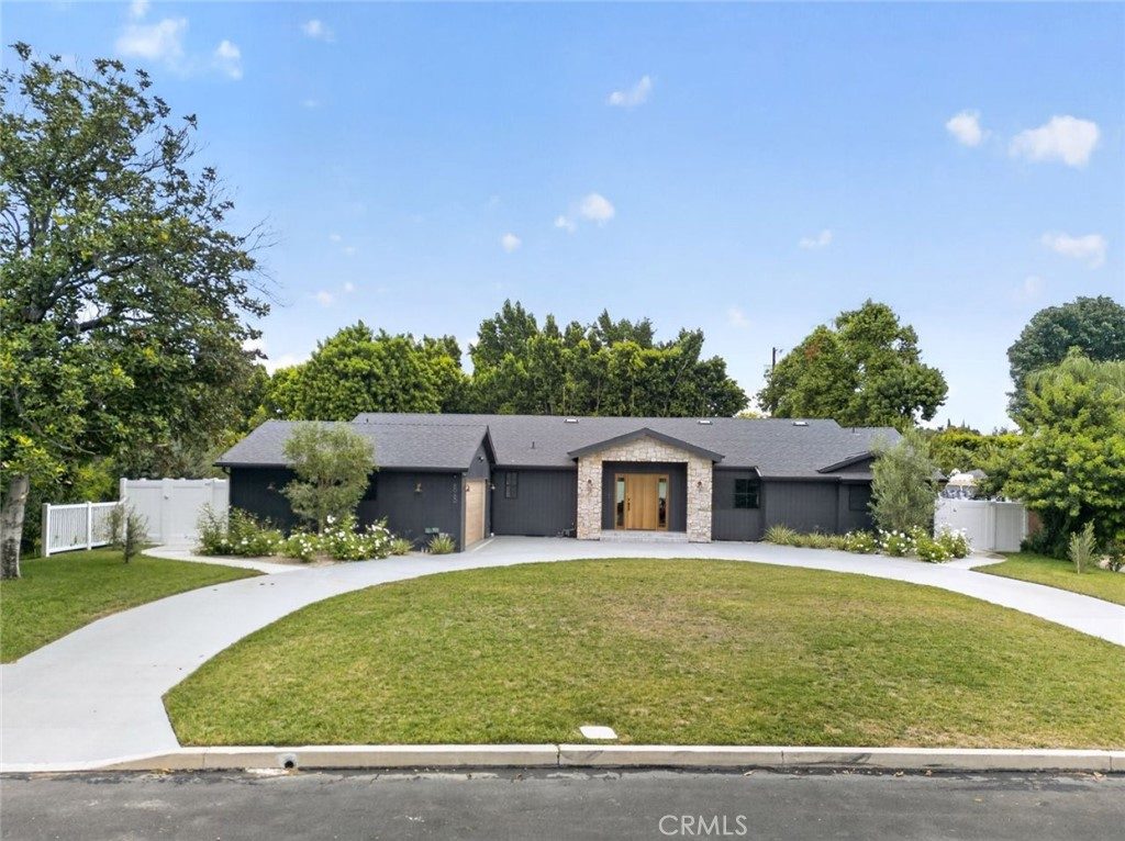 Renovated single-story Sherwood Forest home with vaulted ceilings