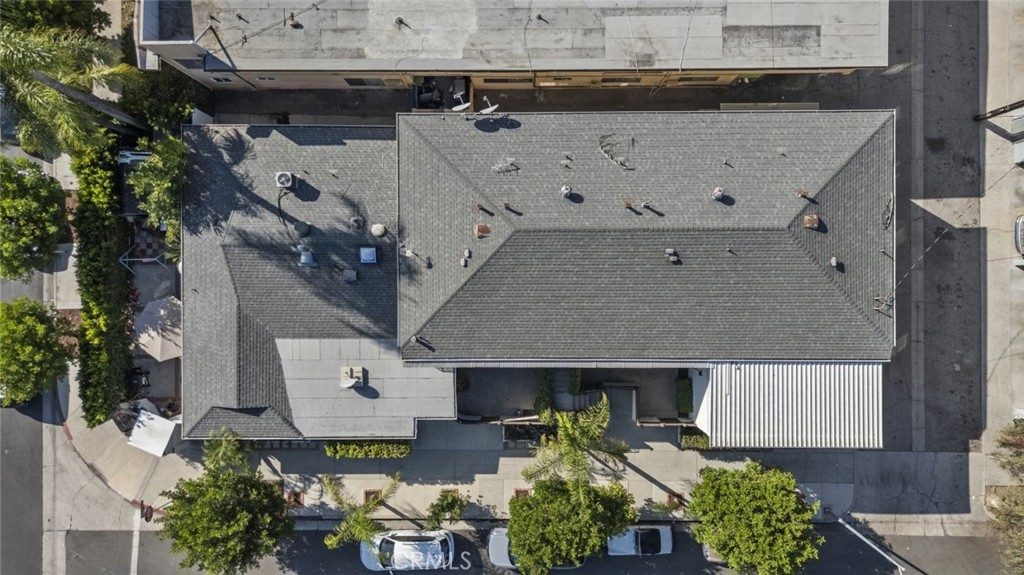 Two-story six-unit apartment building in North Hollywood